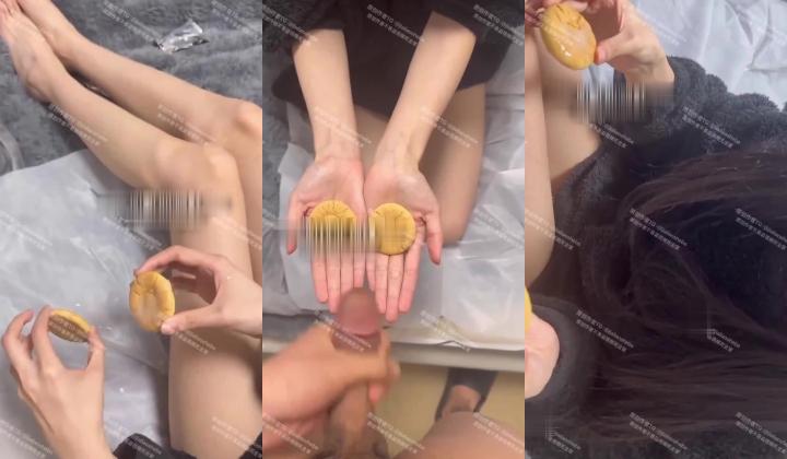 重口警告！瞠目结舌！把堂妹调教成为吃精液和尿液母狗！妹妹的精液食物吃播
