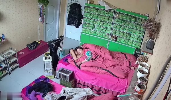 美容美体会馆摄像头破解真实偸拍，离异老板娘住在店里与新交的男友天天造爱，饭可以不吃炮一定得打
