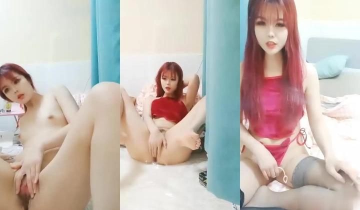 户外小桃子红发高颜值嫩妹炮击自慰啪啪，红色肚兜黑丝足交骑乘猛操炮击后入
