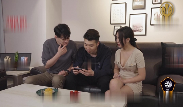 91制片厂 91CKM-099 美人妻在老公面前疯狂被操