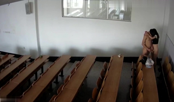 黑龙江某大学讲座教室学生情侣偷偷做爱