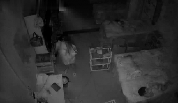 偷窥美容院，夜幕降下，睡店里，老板娘给儿子盖被子顺便摸了下小鸡，关灯玩会儿手机开始自慰，哇那阴毛