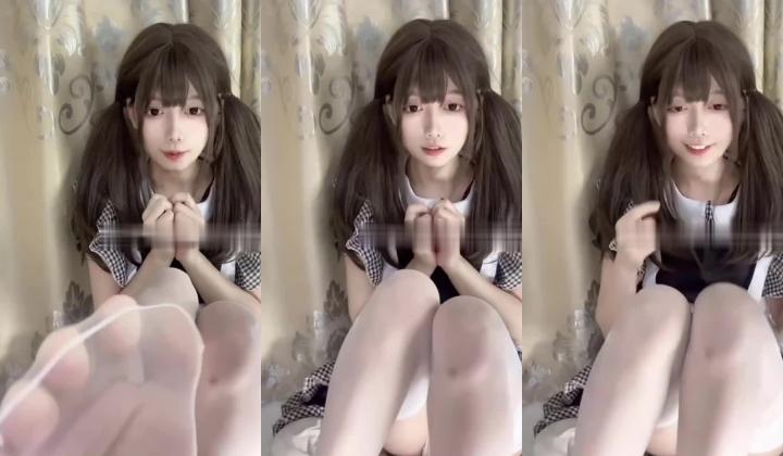 玉足萝莉风嫩妹，可爱双马尾，露脸小美女【要要饿晕了】推特福利，自慰口交足交，性爱，小母狗属性拉满