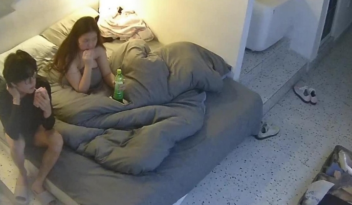 公寓酒店 眼镜小哥和自己的小女友 吃饱零食就上床开干 小女友趴着翘起屁股的时候 谁能顶住