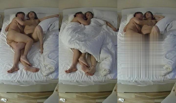 公寓酒店 少妇一边吃饭一边用脚摩挲男人鸡巴 饭没吃完就上了床 翘起的屁股 露出的阴毛 谁不硬