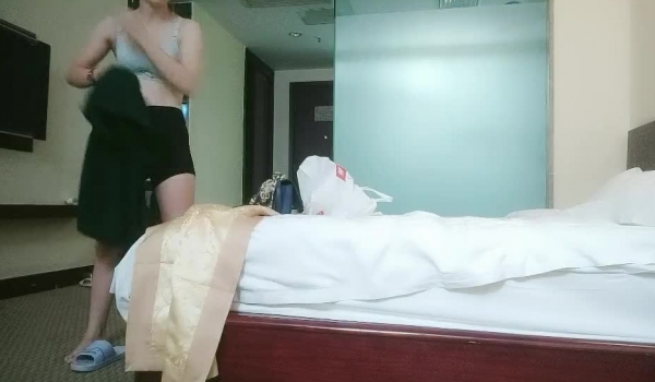 一代炮王疯狂的做爱机器【山鸡岁月】一线天美穴，白嫩江西小少妇，2000块一次还有什么说的，酒店来