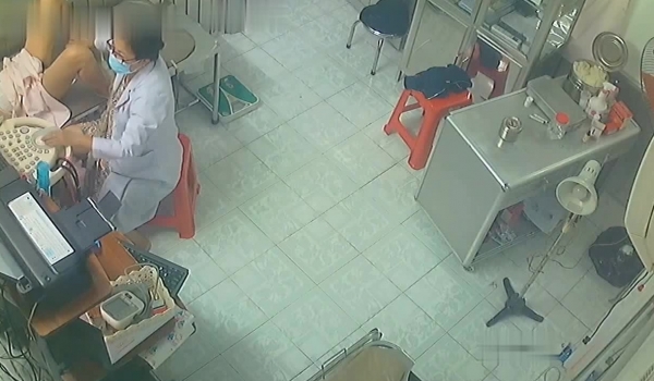 医院摄像头偷拍妇科阴超检查,妙龄少妇小媳妇们被超长设备插入阴道,疼得直咧嘴,最后捂着肚子颤颤巍巍