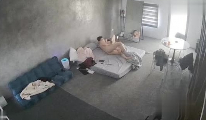 黑客破解家庭网络摄像头偷拍住毛坯房的年轻情侣疯狂做爱有时一天做爱几次