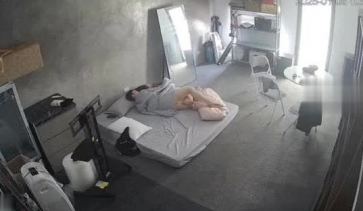 黑客破解家庭网络摄像头偷拍住毛坯房的年轻情侣疯狂做爱有时一天做爱几次