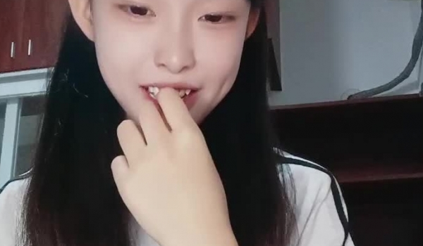 正宗校花，大学生暑假赚零花钱，【小草莓真好吃 】，宿舍狂欢，奶子挺大挺美，小姐姐清纯可爱