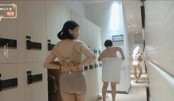 最新流出大神潜入 ️国内温泉会所-更衣室偷拍美女的裸体