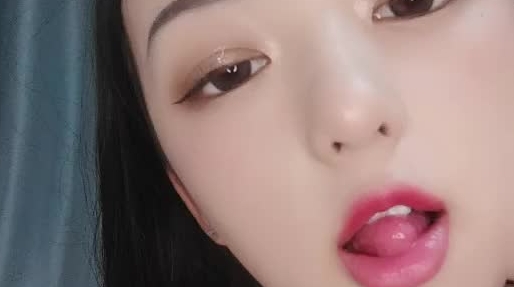 样貌可爱小美女，独自在家没事，露脸自慰直播赚钱小外快