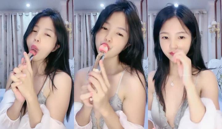 近期下海最美又清纯的妹子之一，韩国美女明星的那味儿，甜美的外表 一开口却是个御姐味道，抠自己逼下