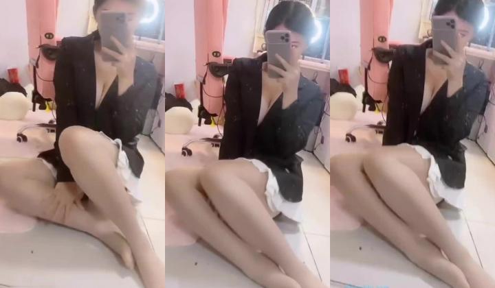 快手颜值嫩妹【陈子菲】奶子又大又漂亮，萝莉脸，大尺度掰逼自慰，骚逼一摸就出水