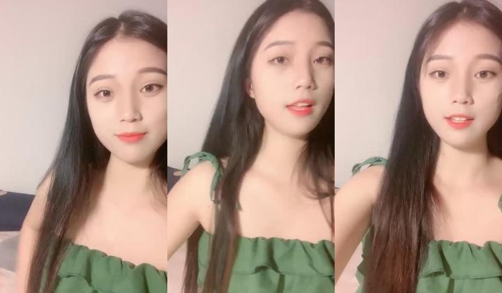 大学甜美学妹！近期下海性格活泼！收费房小秀一波，撩起衣服贫乳，骚穴特写，翘起屁股摇摆