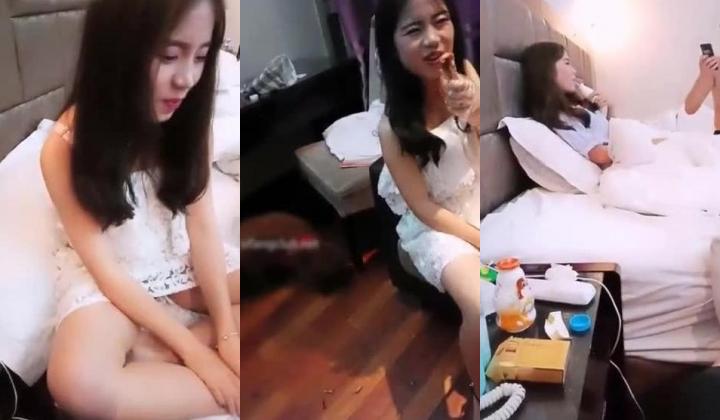 两个屌丝男主播酒店约炮零零后清纯小美女 模仿AV自拍小电影 边操边解说