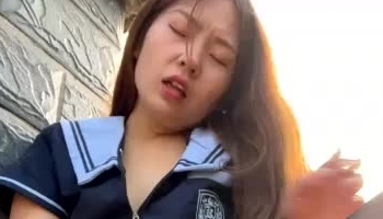 Stripchat站【Lovely520】JK装户外，找了个墙角自慰，撩起裙子扒开内裤，跳蛋塞穴