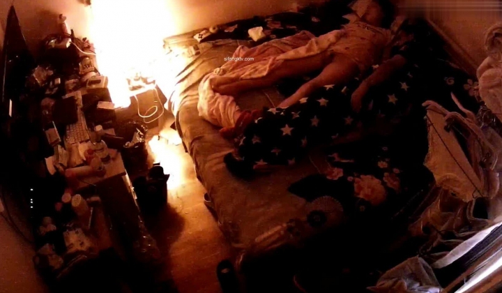 家庭摄像头破解入侵多角度真实偸拍，抽烟背纹烈女私生活曝光也是一个欲女，跟老公性爱还不满足，还总喜欢道具紫薇