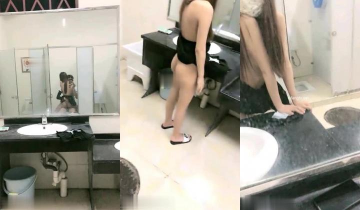 高清录制美女主播冰冰和男友在商场卫生间大胆操B,也不怕被发现