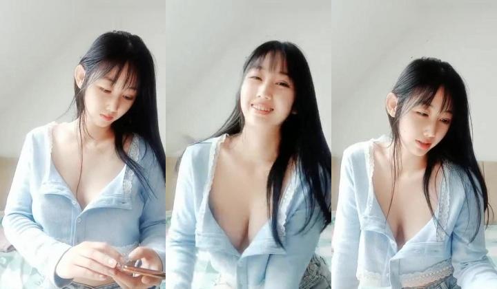 清纯美女主播【援交大学生】胸圆圆，可以约，抖胸叫骚诱惑，乳沟真的好美呀！