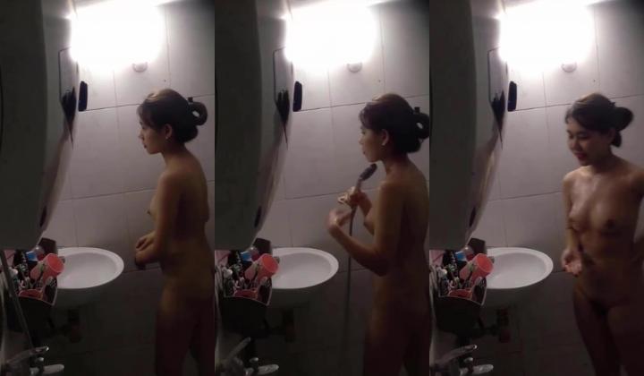 色狼房东的房子只出租给女生,就是为了她们洗澡时候偷拍她们迷人的双驼峰