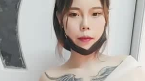 胸前两个翅膀纹身美乳漂亮妹子逼逼挺嫩第四部 跳蛋震动自慰秀呻吟诱惑