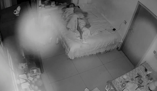 《家庭摄像头破解》不同场景偷窥多位夫妻各种姿势啪啪啪