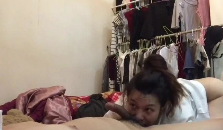 《台湾情侣泄密》平时一本正经的女同事 ️下班后的淫乱私生活被曝光