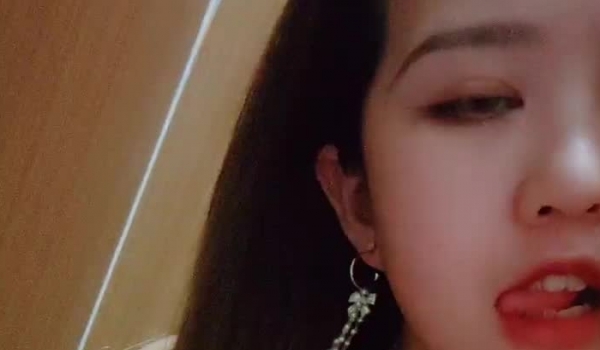 小狐狸主播【乌苏儿】极品美女，在网吧静静的去厕所开收费玩跳蛋扣逼，真骚的很啊！