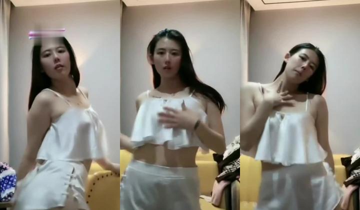 抖音颜值骚主播【一颗小荔枝】极品少妇，绿茶脸，好身材大长腿，裸舞诱惑，刚下海放不开