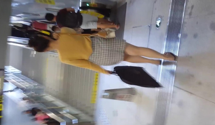 青岛地铁尾随肤白貌美的骚情紫内裤阔少妇,格子短裙衬托起丰满紧翘的美臀好想摸一摸