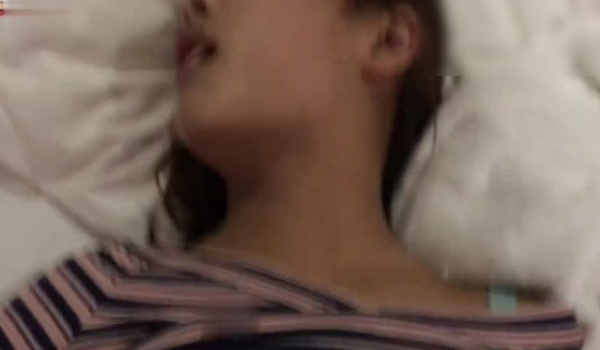 【迷奸睡奸系列】 清纯邻家小妹 撸管足交鸡巴插嘴全玩一遍，简直爽歪歪！