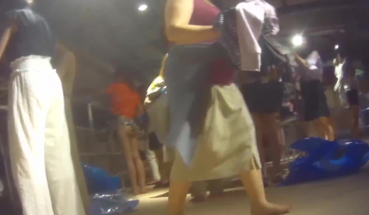 女偷拍客潜入游泳场淋浴间偷拍几个妹子淋浴大眼妹的逼毛刮得有点古怪貌似缺了一块