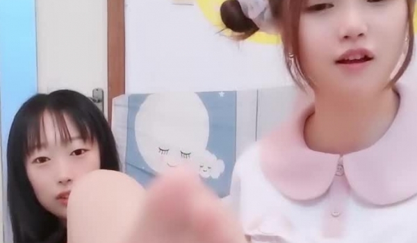 长相可爱的丸子头妹子，巨乳白皙奶，一黑一白，多人群战，淫乱至极