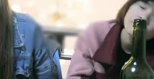 变态哥套路两个工厂妹子回家喝酒下药灌倒一块干，苗条妹子药力不够醒来拼命反抗