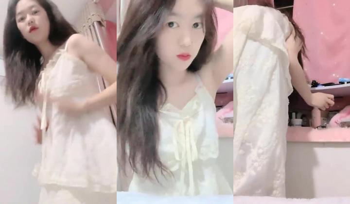 清纯！大学生被干了~【大学生很嫩】，粉嘟嘟的少女胴体，水汪汪的小逼逼，让人流口水~无套啪啪！