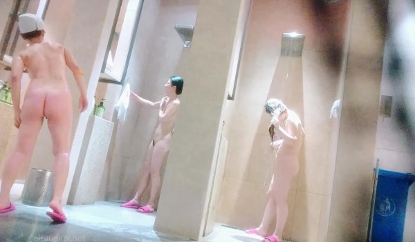 国内洗浴偷拍第25期无毛超肥美馒头B少妇 有一个特别肥美的白虎馒头B少妇，太馋了