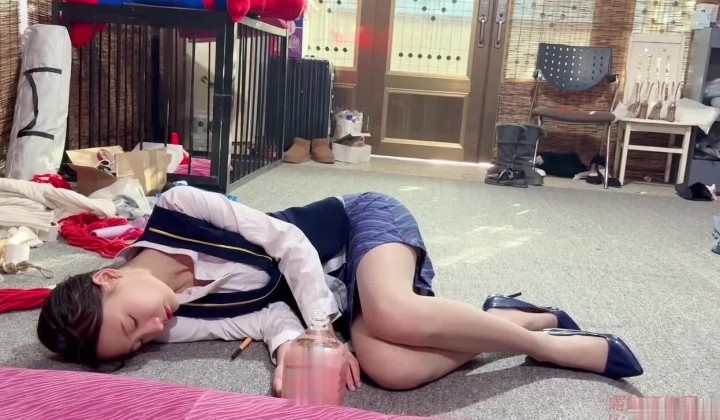 媚娘工作室-展示后备箱里的女孩