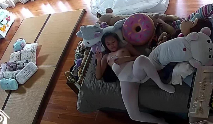 掌上看家监控妹妹从舞蹈班跳舞回家把舞蹈服一脱光着上半身躺在沙发上玩手机