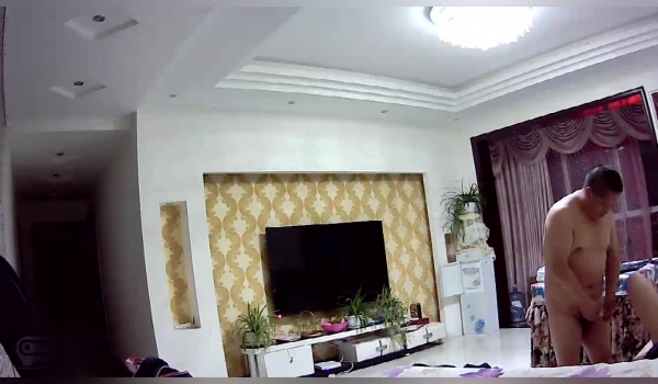 家庭摄像头偷拍高挑少妇被矮冬瓜武大郎样的男人客厅舔逼一顿草