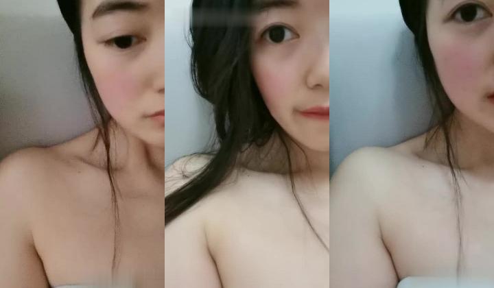01年的小学妹正在睡觉让我玩，从外到里透着粉嫩，奶子屁股都很诱人，小骚逼还没毛，主动口交大鸡巴蹂躏她