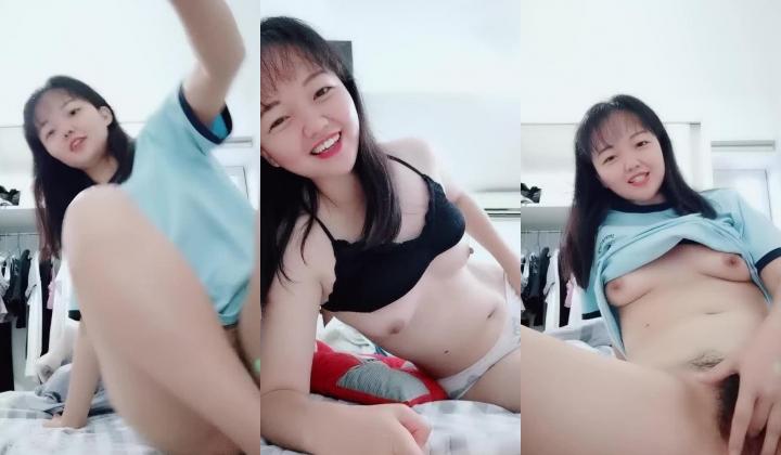 【美大学生】，假期一个人在家，清纯学生妹自慰，撒尿特写，青春胴体散发浓浓荷尔蒙