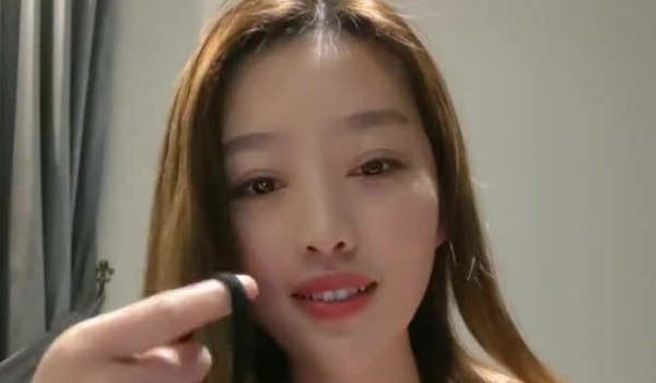 大奶御姐初次下海直播诱惑狼友，穿着性感的睡衣撩骚狼友，洗澡诱惑，全身涂满泡沫，性感光滑揉奶玩逼好