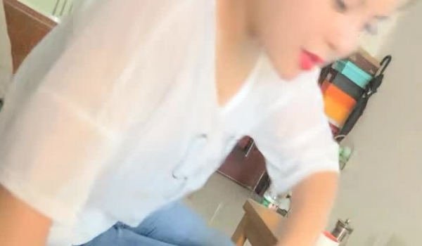【佳人有约】，尿哥泡良，新人有几分姿色，吃完火锅洗澡，贴心吹头发，沙发上拽开内裤插入