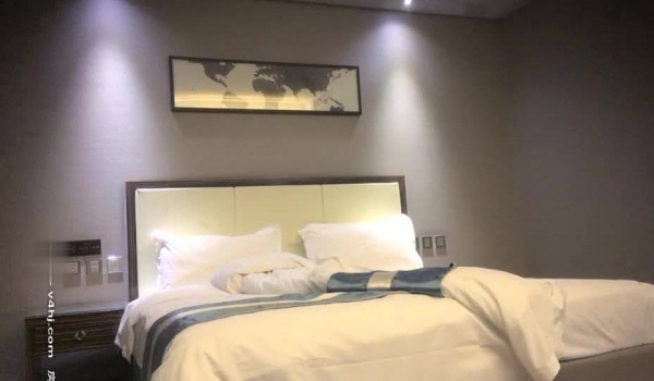 采花狂魔，【KTV勾搭探花】，寂寞的夜晚，找中介约了个少妇，人骚健谈，圆润大屁股，酒店里激情交合