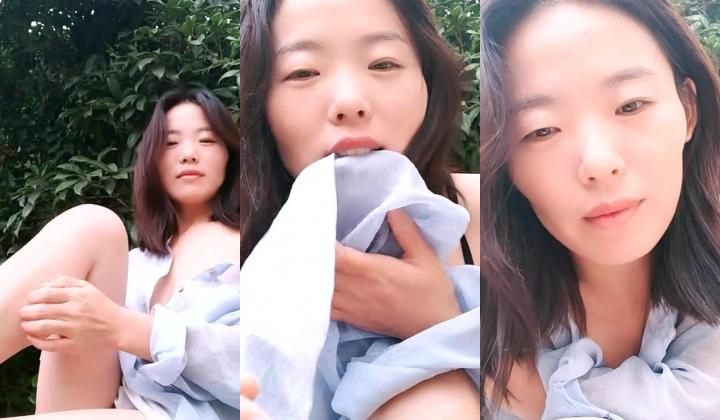 风骚短发美少妇！院子里掰穴诱惑！穿着情趣内裤，回房间道具震阴蒂，扒开阴唇特写，极度淫骚