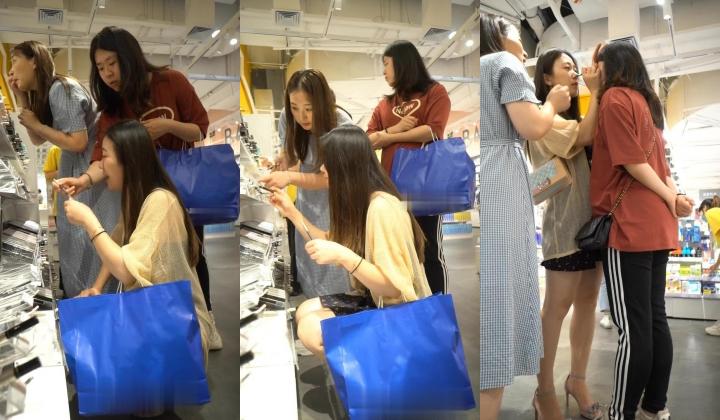 YC商场系列：花短裙极致美人透明圆点内靠穴处一片黑亮侧面露毛