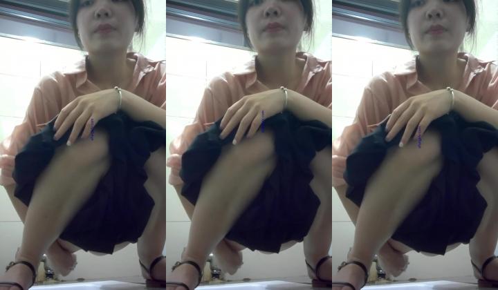 商场女厕偸拍超多年轻小姐姐小少妇方便，透明黑丝内裤一线天馒头逼没拿纸擦逼抖一抖