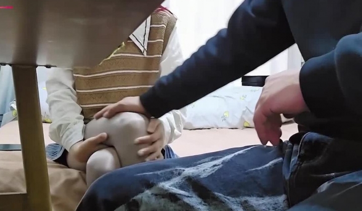 【狂情哥哥】妹妹穿性感灰色开档丝袜来家里玩哥哥抵挡不住狂舔骚逼暴力抽插内射
