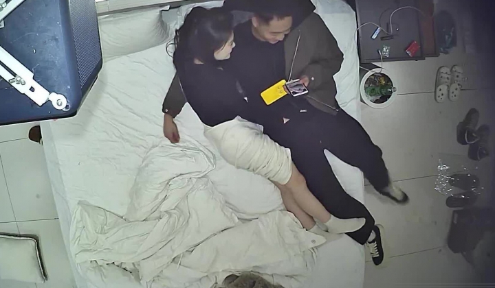 酒店上帝视角偷拍 胖叔和年轻小情人跨年炮连续入住5天有空就干